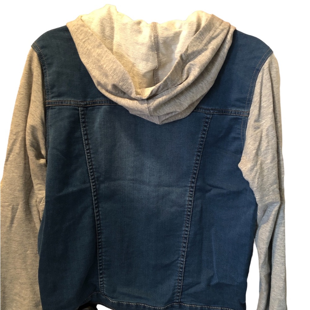 Levi’s boys size Large 12-13yrs. Gently worn, very good condition. Soft denim.